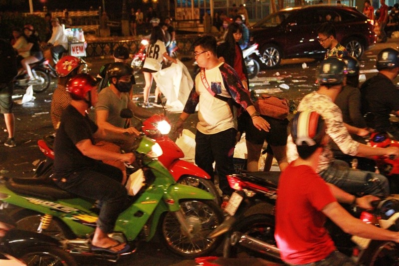 Các bạn trẻ 'xắn' tay áo dọn rác sau Giao thừa - ảnh 14